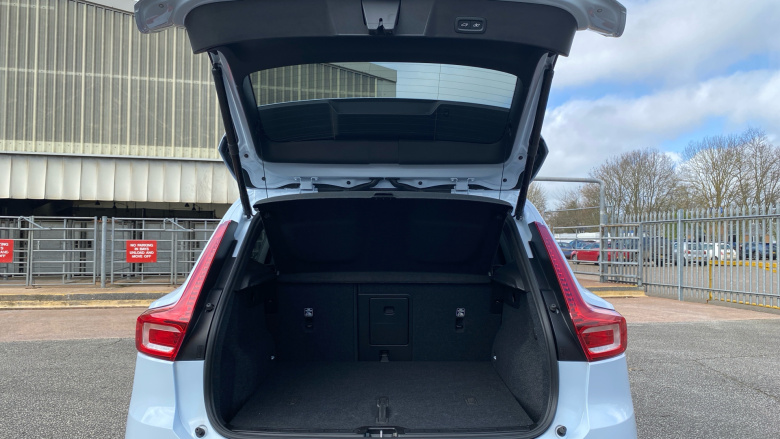 Volvo XC40 2.0 B4P Ultra Dark 5dr Auto Petrol Estate